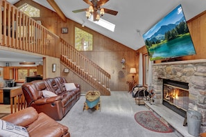 Smart TV, fireplace, video games, books - Comfortable home in Pocono Resort Community (Gouldsboro)