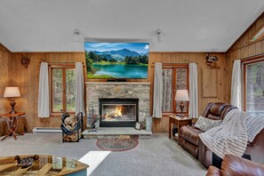 Smart TV, fireplace, video games, books - Comfortable home in Pocono Resort Community (Gouldsboro)