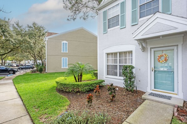 Exterior - Stylish Long Stay: KING Bed-Pool-Wifi-Gated-Pets-Tampa Palms-Moffitt Cancer Ctr (Tampa)
