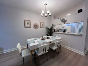 Dining - Stylish Long Stay: KING Bed-Pool-Wifi-Gated-Pets-Tampa Palms-Moffitt Cancer Ctr (Tampa)