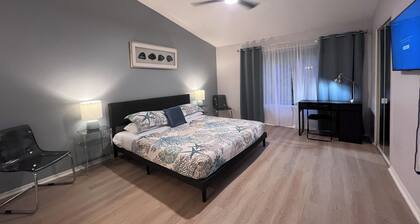 Stylish Long Stay: KING Bed-Pool-Wifi-Gated-Pets-Tampa Palms-Moffitt Cancer Ctr