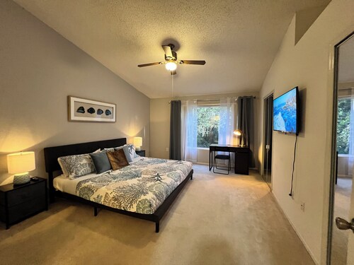 Elegant Long Stay: KING Bed-Pool-Wifi-Gated-Pets-Tampa Palms-Moffitt Cancer Ctr