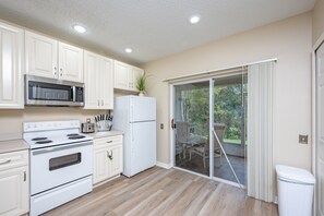 冷蔵庫、電子レンジ、オーブン、コンロ