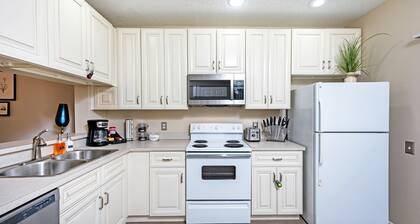 Upscale Long Stay -KING Bed -POOL-Wifi -Tampa Palms -Moffitt -Gated -Pets OK-HK1