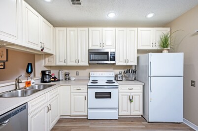 Upscale Long Stay -KING Bed -POOL-Wifi -Tampa Palms -Moffitt -Gated -Pets OK-HK1