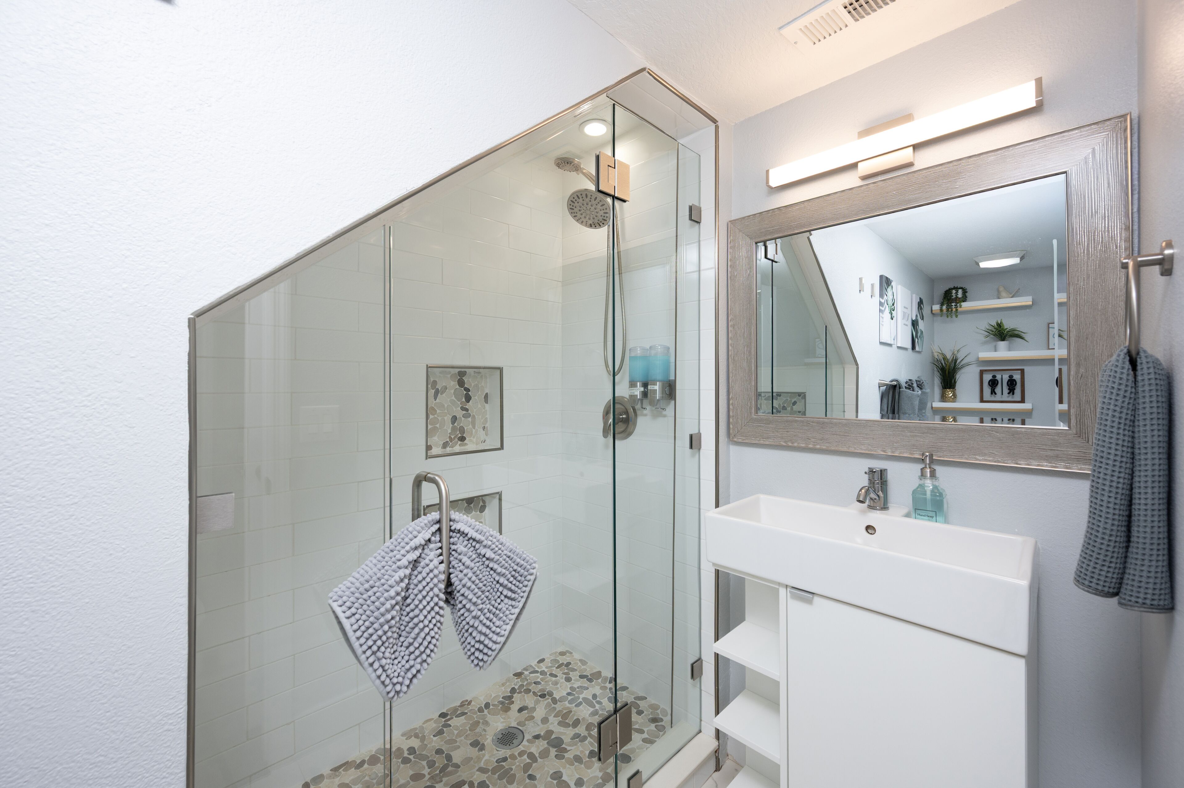 Douche, sèche-cheveux, serviettes fournies, savon