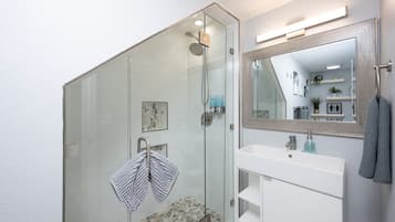 Douche, sĂšche-cheveux, serviettes fournies, savon