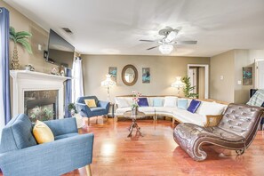 Televisión, chimenea, futbolito, libros