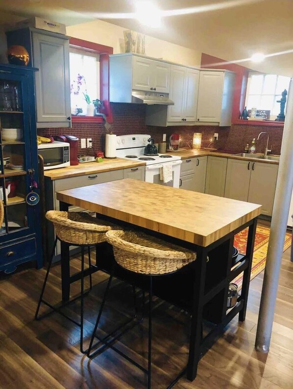 Een koelkast, een magnetron, een oven, een kookplaat