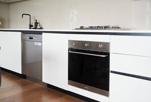 Køleskab, mikrobølgeovn, ovn, kogeplade