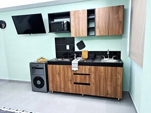Geladeira, micro-ondas, cooktop, cafeteira/chaleira