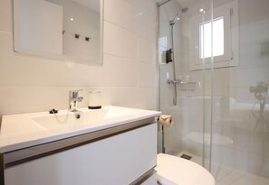 Serviettes fournies, papier de toilette