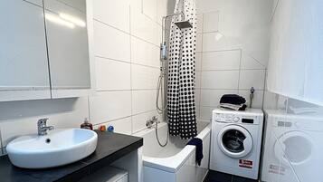 Haartrockner, Handtücher, Seife, Shampoo