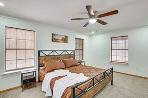 4 bedrooms, desk, iron/ironing board, travel crib - Near Lake Fork: Home w/ Fire Pit in Yantis! (Yantis)