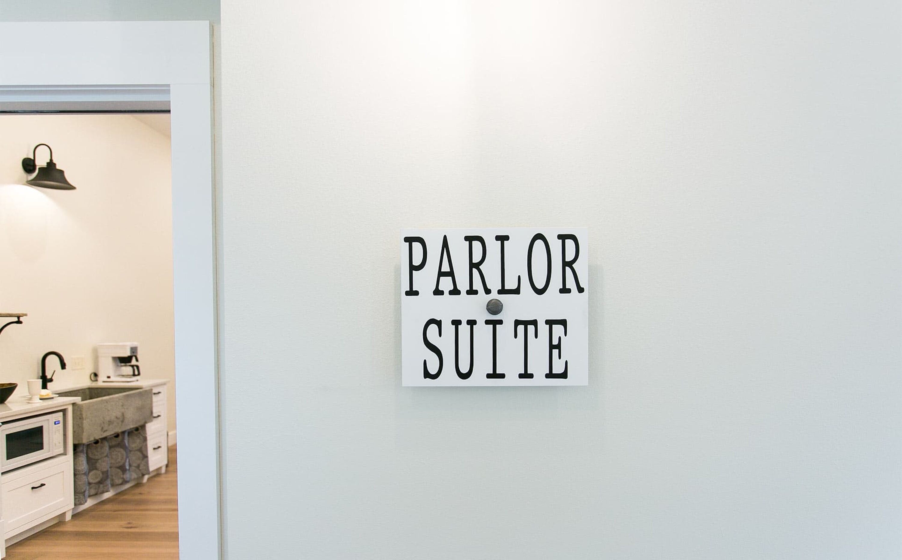 Ein Schild an einer Wand mit der Aufschrift 'PARLOR SUITE'.