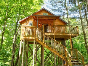 Luxury Tree House | Individually decorated, individually furnished, free WiFi - Pine Cove Treehouses & Cabins (Millersburg)
