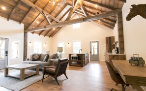 Suite | Individually decorated, individually furnished, free WiFi - Pine Cove Treehouses & Cabins (Millersburg)