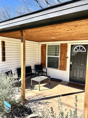 Terrace/patio - Luxurious retreat for your stay in Waco; all you could want for amenities. (Waco)