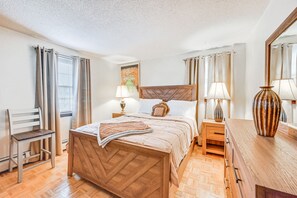 3 bedrooms, iron/ironing board, Internet, bed sheets - Vintage Windsor Home: Private Yard & Covered Deck (Windsor)