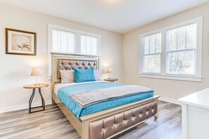 3 bedrooms, iron/ironing board, Internet, bed sheets - Quiet Grove Hill Cottage w/ Wraparound Deck! (Grove Hill)