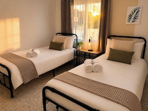 2 quartos, ferros/tábuas de passar roupa, Wi-Fi, roupa de cama