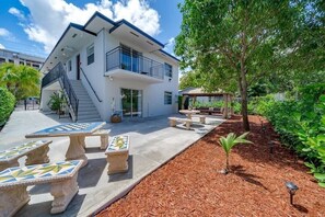 Outdoor dining - Wynwood Charm 4, Live the art.1 Free Gated Parking (Miami)