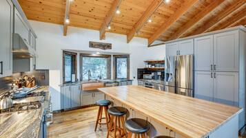 Réfrigérateur, micro-ondes, plaque de cuisson, lave-vaisselle