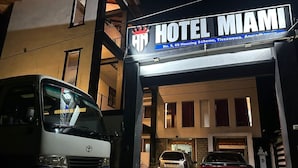 L'ingresso di un hotel con un cartello che riporta la scritta 'HOTEL MIAMI'.