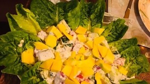 Insalata con foglie di lattuga e mango a cubetti.