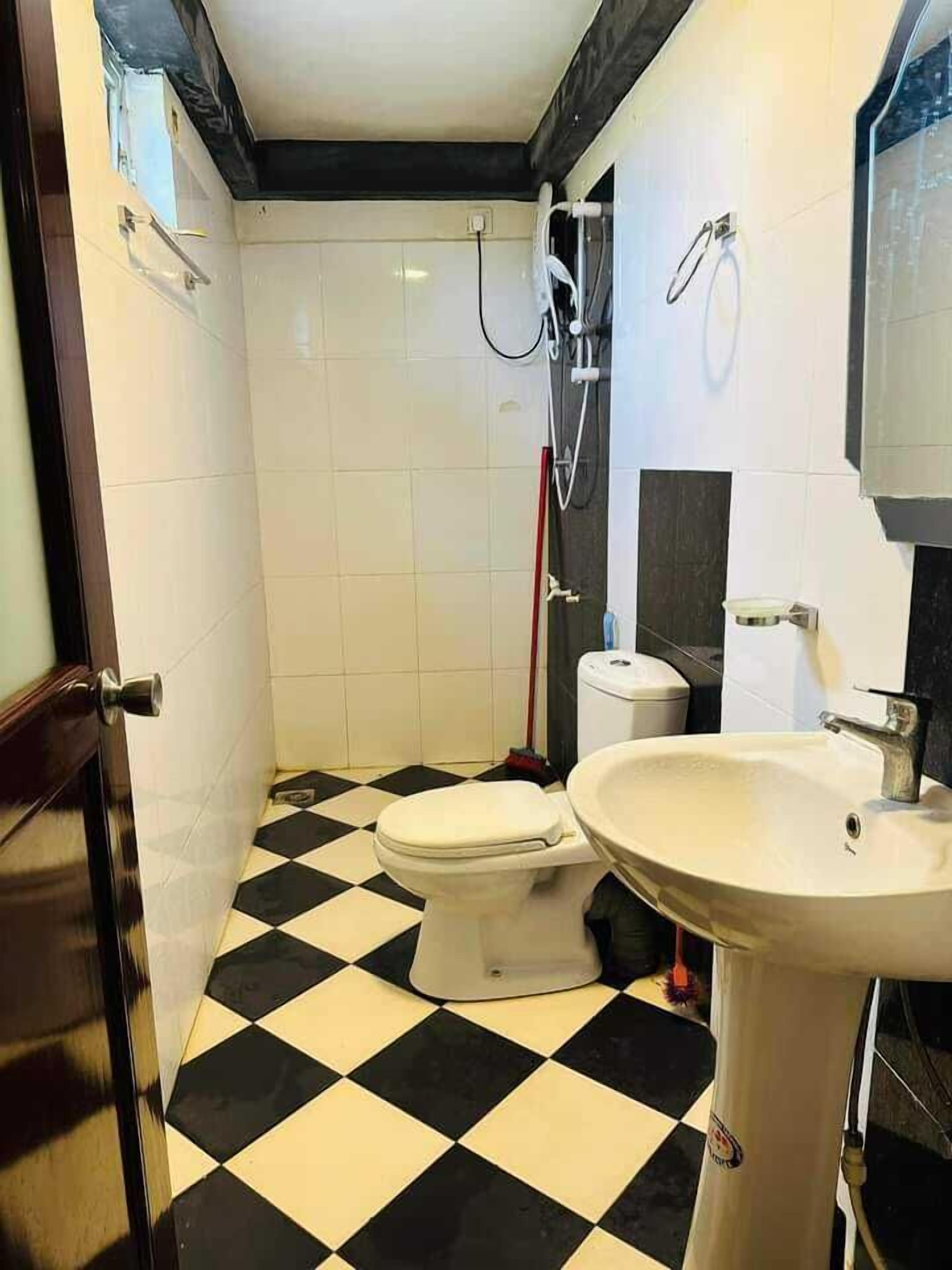 Chambre Triple Familiale | Salle de bain | Articles de toilette gratuits, serviettes fournies