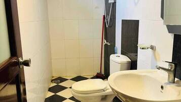 Chambre Triple Familiale | Salle de bain | Articles de toilette gratuits, serviettes fournies