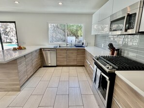 Fridge, microwave, oven, stovetop - Unique, quiet & peaceful desert hideaway, with your own mountain in the backyard (La Quinta)
