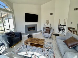 Smart TV, fireplace - Unique, quiet & peaceful desert hideaway, with your own mountain in the backyard (La Quinta)
