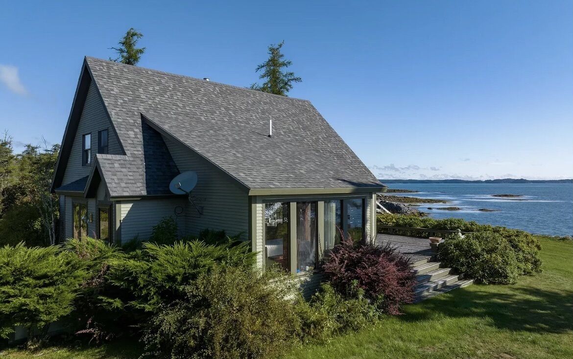 Dramatic Ocean views from every room of this cozy post&beam Oceanfront property.