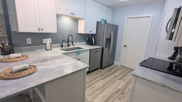 Geladeira, micro-ondas, fogão, cooktop