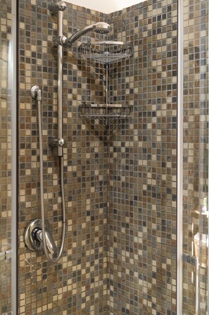 Secadora de cabello, bidet, toallas, jabón 