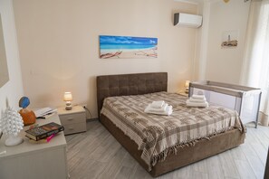 2 bedrooms, iron/ironing board, WiFi, bed sheets - Tourist apartment near the sea in charming Sicilian fishing village (Porticello)
