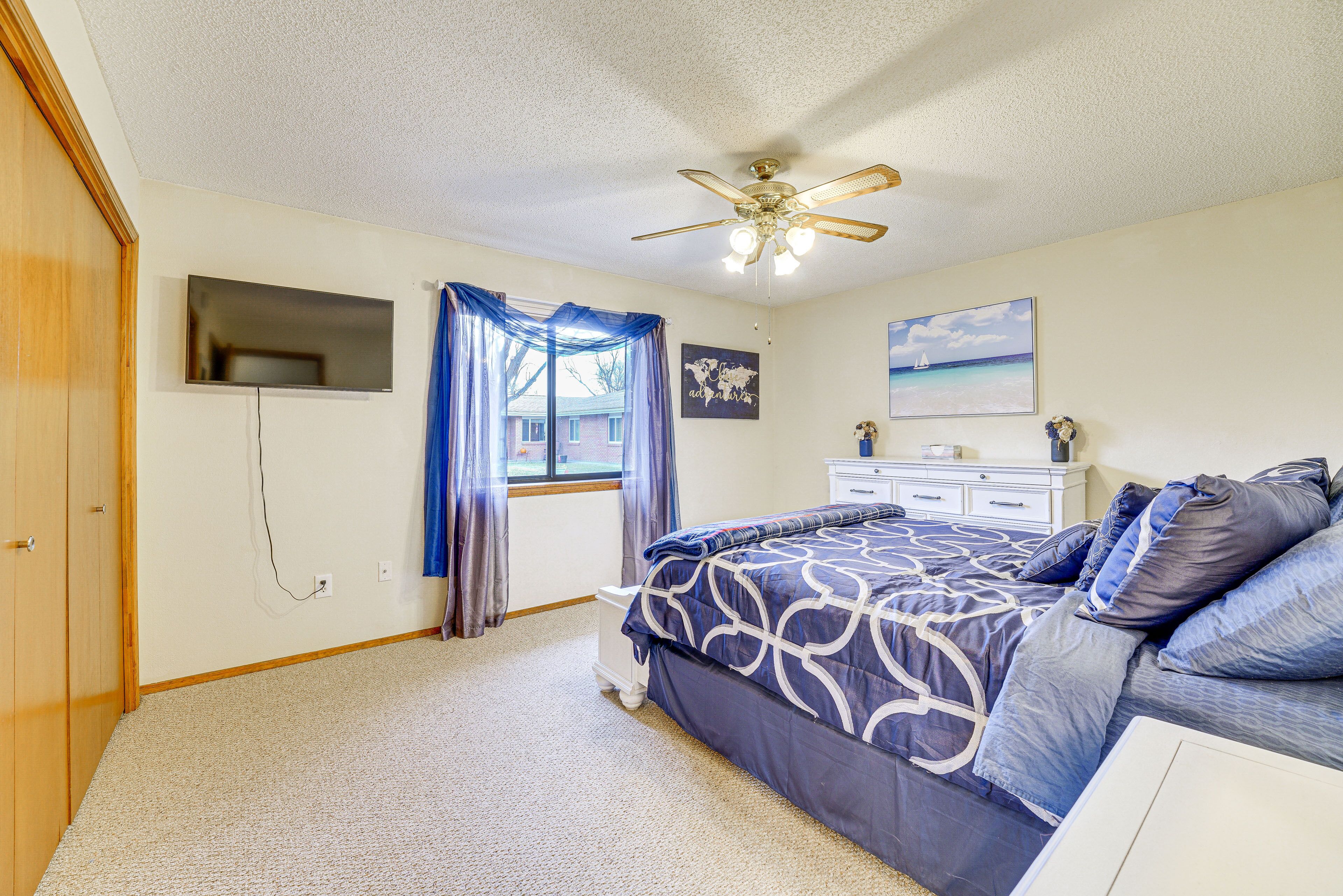 2 bedrooms, desk, iron/ironing board, internet