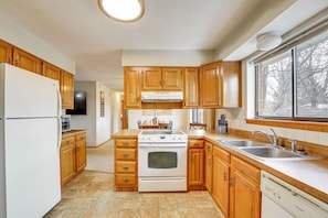 Fridge, microwave, stovetop, dishwasher
