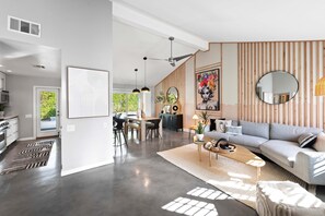 Una Smart TV, una chimenea, videojuegos, un futbolín