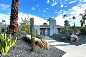 Property grounds - 'Miles Away' A Desert Oasis - Palm Springs Style! (Palm Springs)
