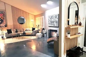 Smart-TV, Kamin, Videospiele, Tischfußball