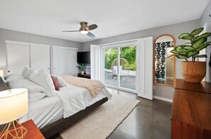 3 soverom, skrivebord, strykejern/-brett og reiseseng for barn