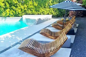 Utendørsbasseng og et oppvarmet basseng