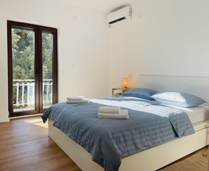 2 bedrooms, in-room safe, iron/ironing board, free WiFi