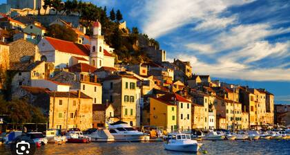 Stunning apartment with bikes and SUP board 5 min from the beach! Pet friendly!