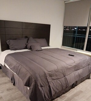 Studio, 1 King Bed, Non Smoking | 1 bedroom, free WiFi, bed sheets