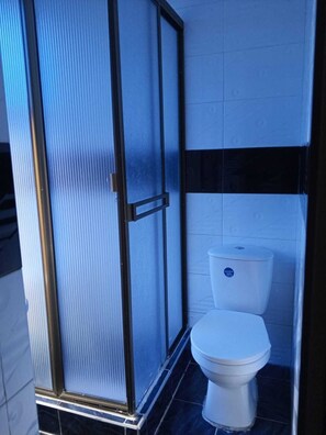 Ducha, toallas, jabón, papel higiénico