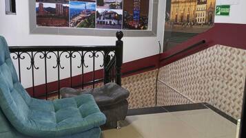 Een 32-inch ledtelevisie met kabelzenders