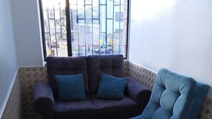 تلفزيون إل إي دي بحجم 32-بوصة يعرض قنوات تلفزيونية باشتراك مدفوع